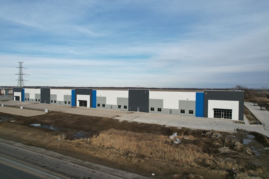 More Photos Of 7055-7125 SE Delaware Ave, Ankeny Distribution For Lease