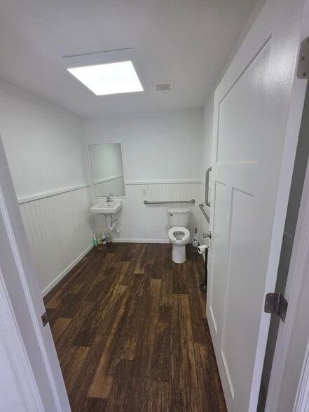 More Photos Of 320 N 2nd St, Columbia Self Storage For Lease