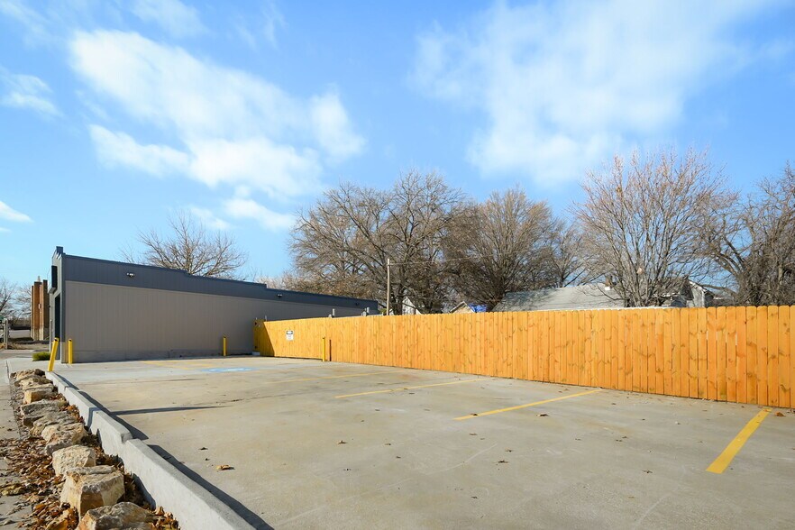 More Photos Of 3200 E 31st St, Kansas City Freestanding For Sale