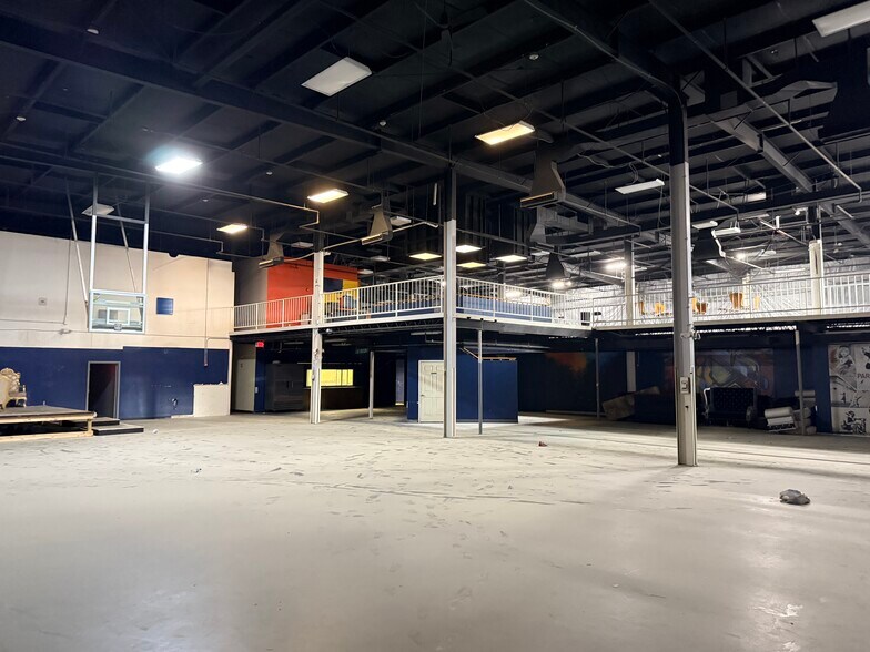 More Photos Of 511 Industrial Mile Rd, Columbus Warehouse For Sale