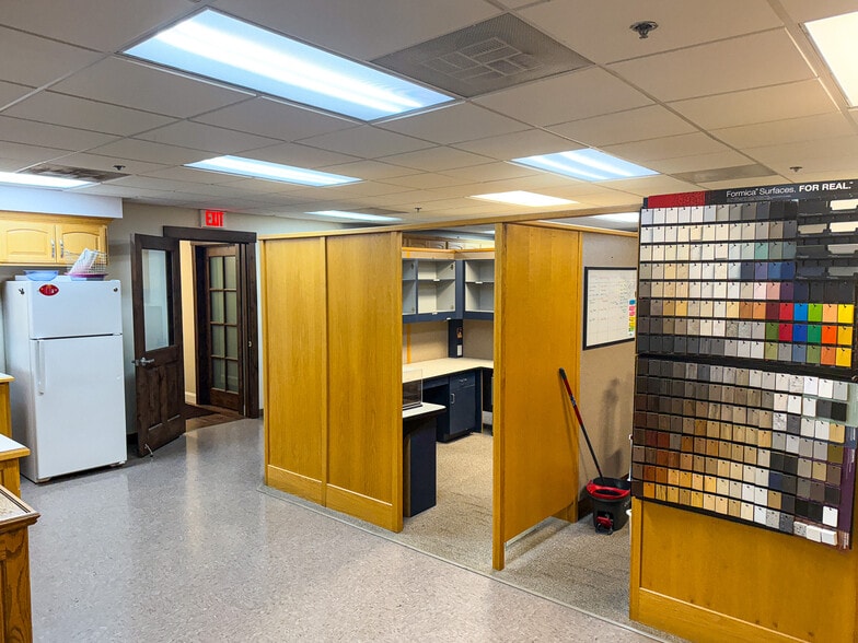 More Photos Of 1674 N Industrial Ave, Ottawa Manufacturing For Sale