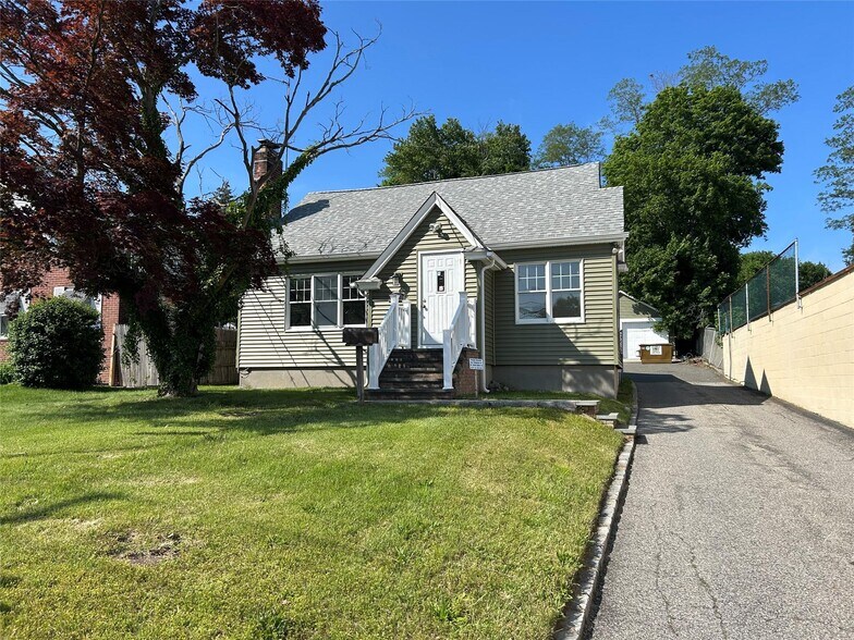 Primary Photo Of 153 Main St, Kings Park Office For Sale