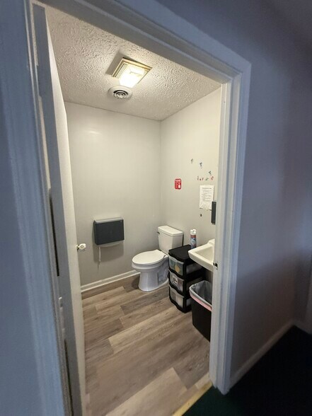 More Photos Of 114 S Maple St, Winchester Office For Lease