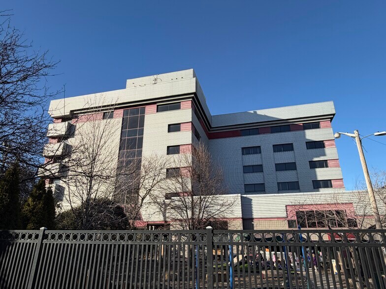 More Photos Of 350 W Saint Paul Ave, Milwaukee Office For Sale