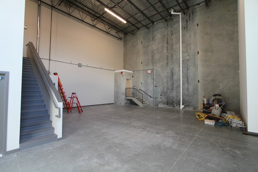 More Photos Of 19840 96th Ave, Langley Twp Showroom For Lease