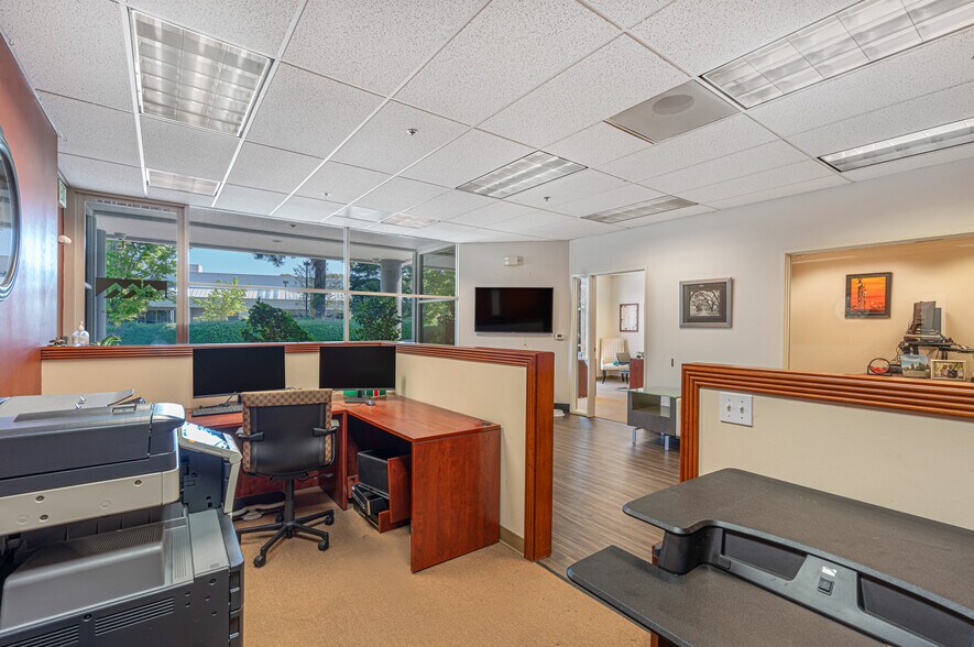 More Photos Of 737 Southpoint Blvd, Petaluma Research And Development For Sale