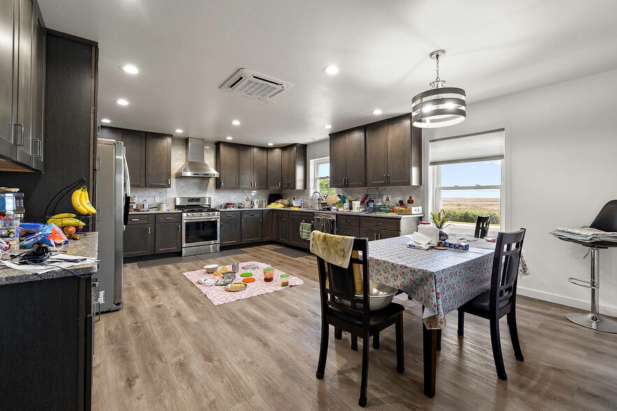 More Photos Of 700 Norris Harbor Dr, Crisfield Hotel For Sale