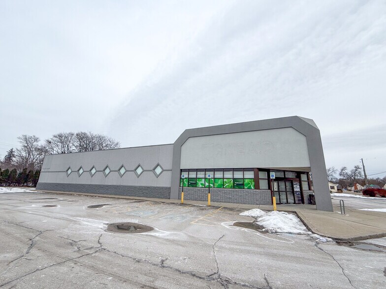 More Photos Of 3521 Corunna Rd, Flint Drugstore For Lease