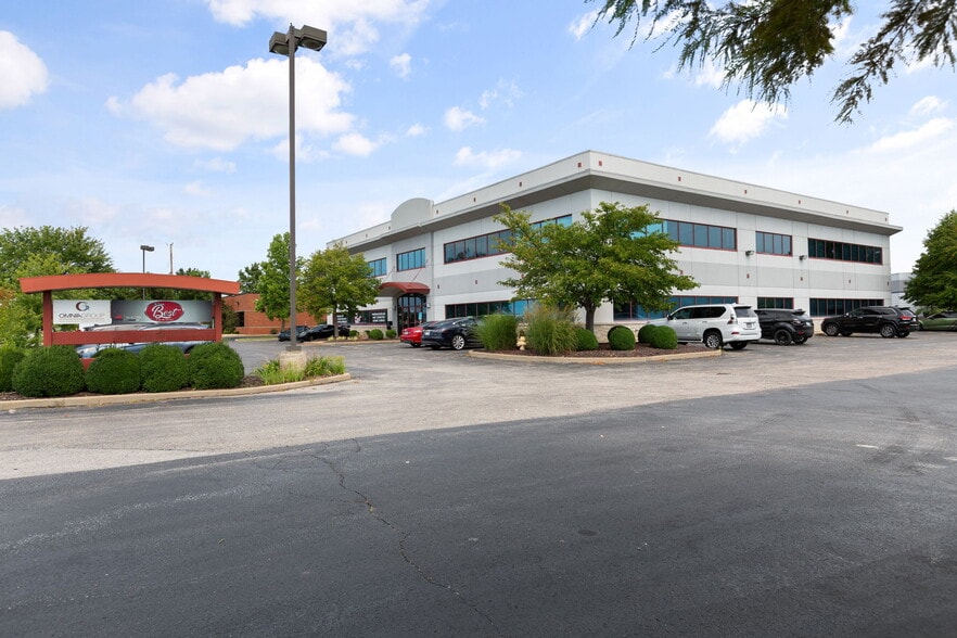 More Photos Of 17813 Edison Ave, Chesterfield Showroom For Lease