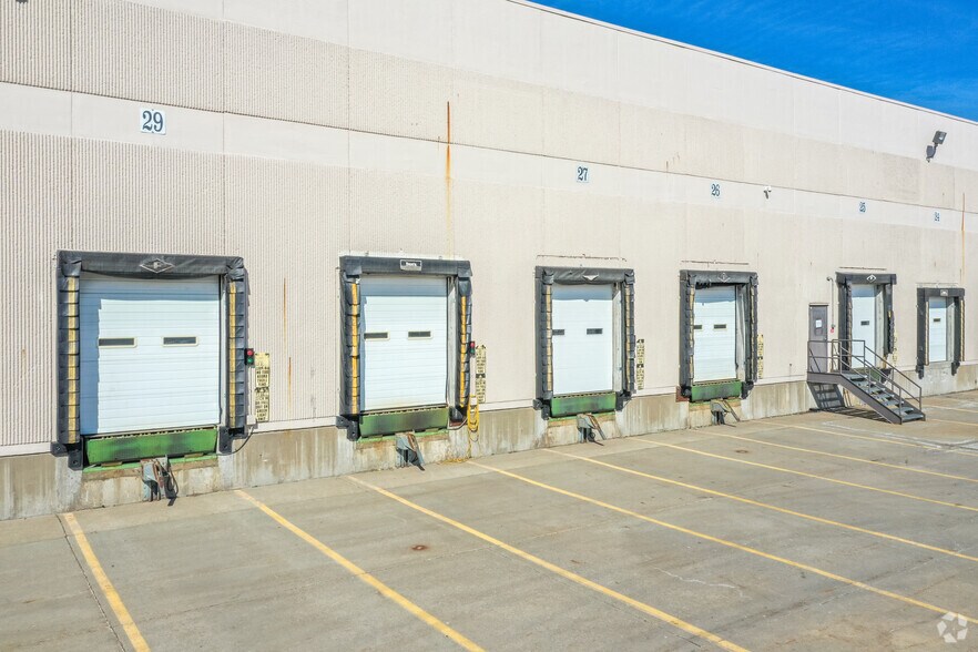 More Photos Of 4301-4309 121st St, Urbandale Distribution For Lease