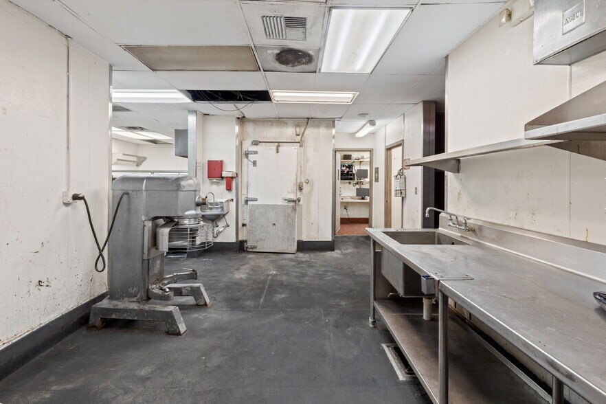 More Photos Of 2601 Admiral King St, Lake Charles Restaurant For Sale