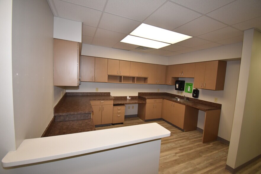 More Photos Of 2401 W Oak St, Denton Medical For Sale