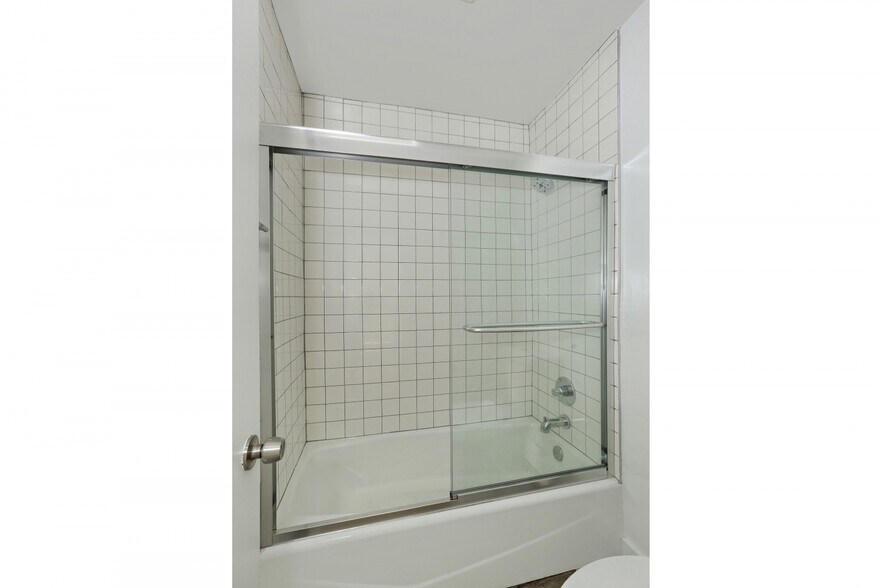 More Photos Of 146 N Vendome St, Los Angeles Apartments For Sale