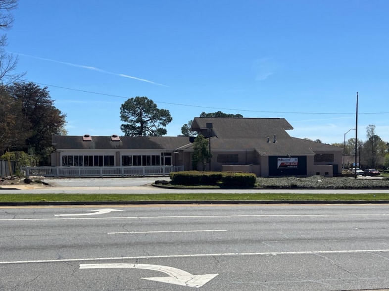 More Photos Of 5736 Veterans Pky, Columbus Freestanding For Sale