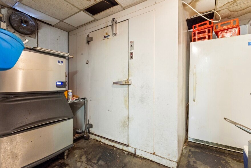 More Photos Of 376 Bullocks Point Ave, Riverside Restaurant For Sale