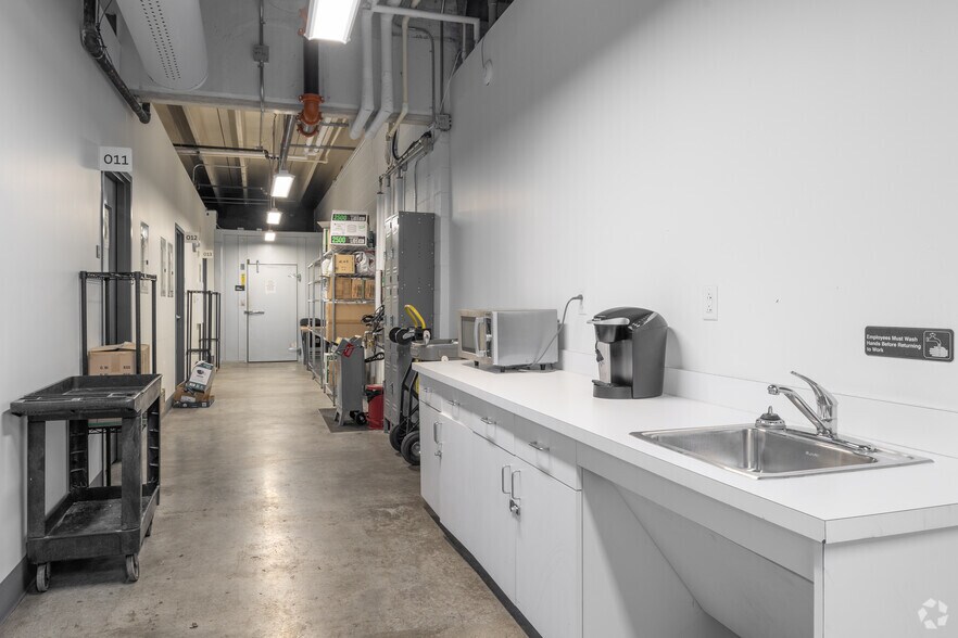 More Photos Of 427 Lombrano St, San Antonio Manufacturing For Lease