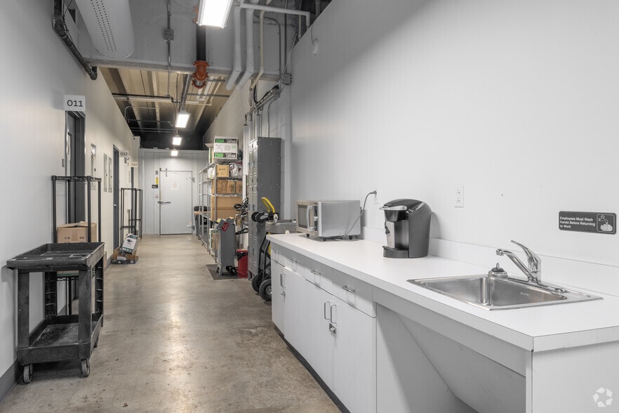 More Photos Of 427 Lombrano St, San Antonio Manufacturing For Lease