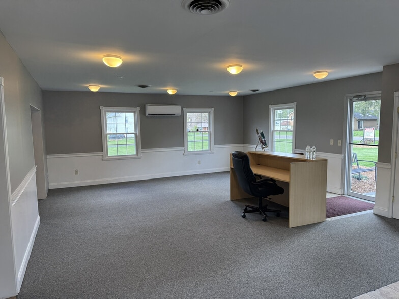 More Photos Of 14 Emily Rd, Broad Brook Industrial For Sale