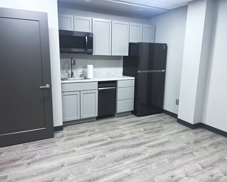 More Photos Of 1454 30th St, West Des Moines Office For Lease