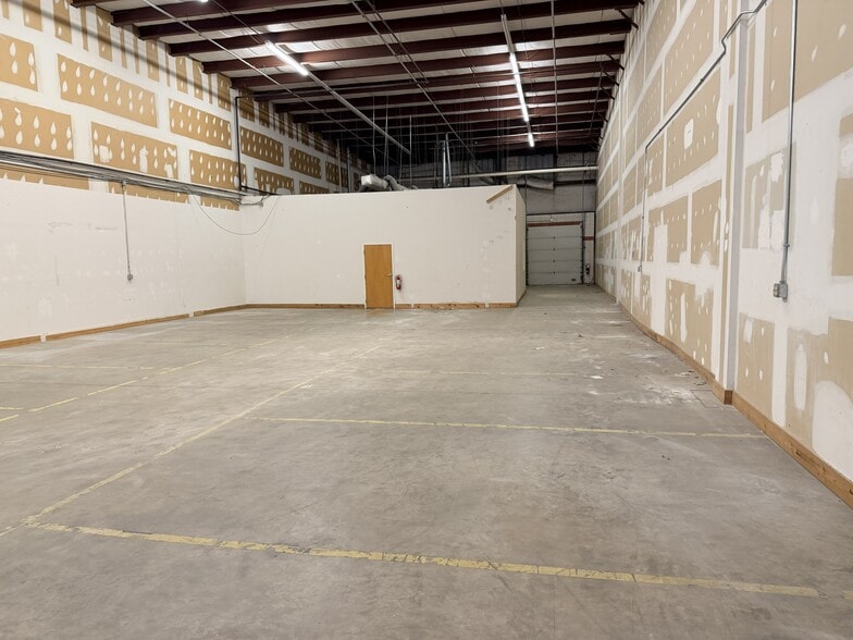More Photos Of 825 Dawson Dr, Newark Warehouse For Lease
