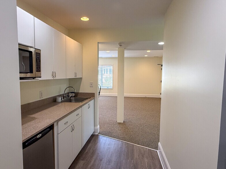 More Photos Of 11 Isabella St, Charleston Flex For Lease