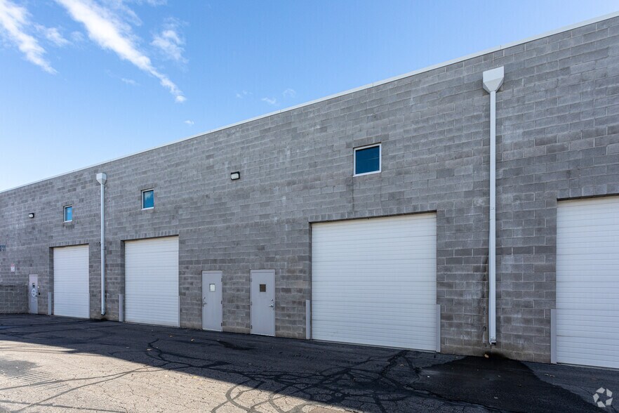 More Photos Of 8731 S Sandy Pky, Sandy Light Distribution For Lease