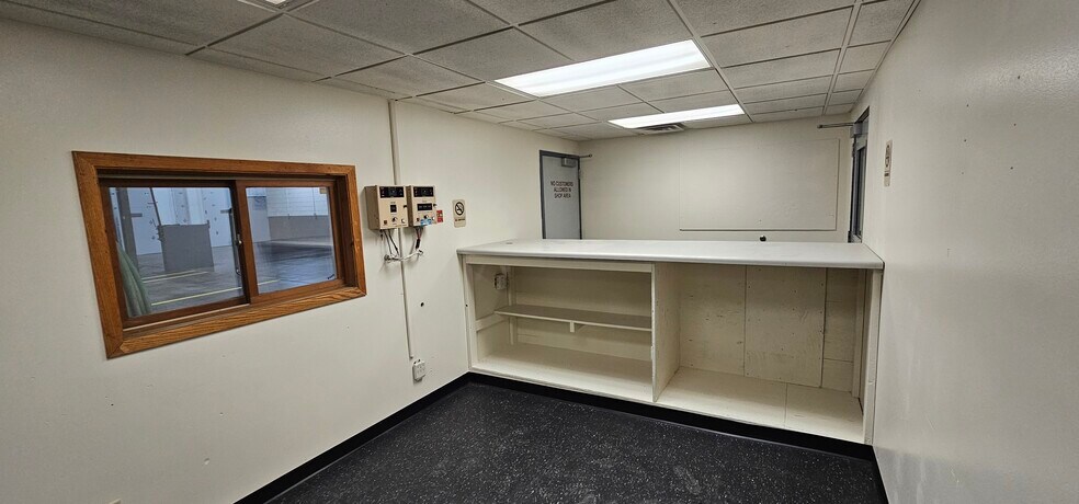 More Photos Of 3845 S 27th St, Franksville Service For Lease