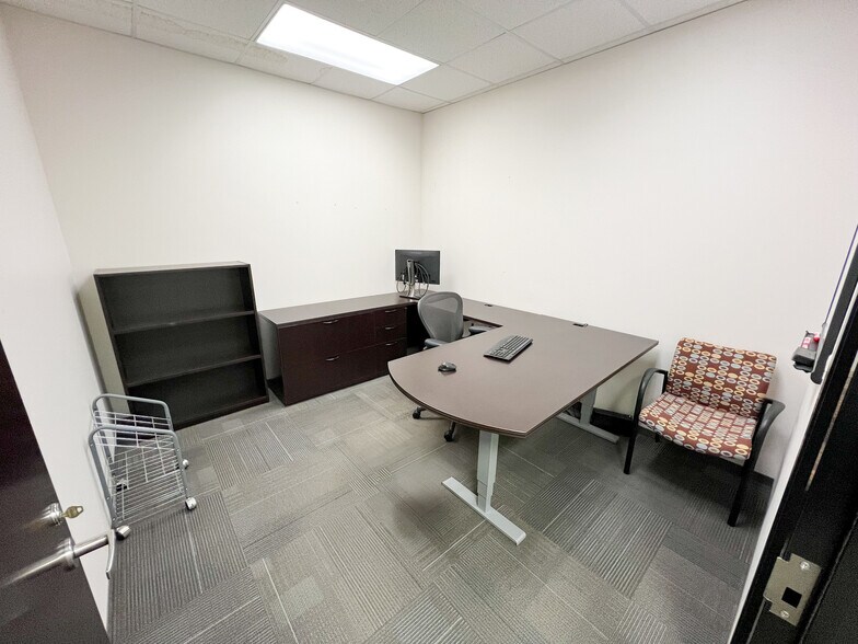 More Photos Of 303 Veterans Airpark Ln, Midland Office For Lease
