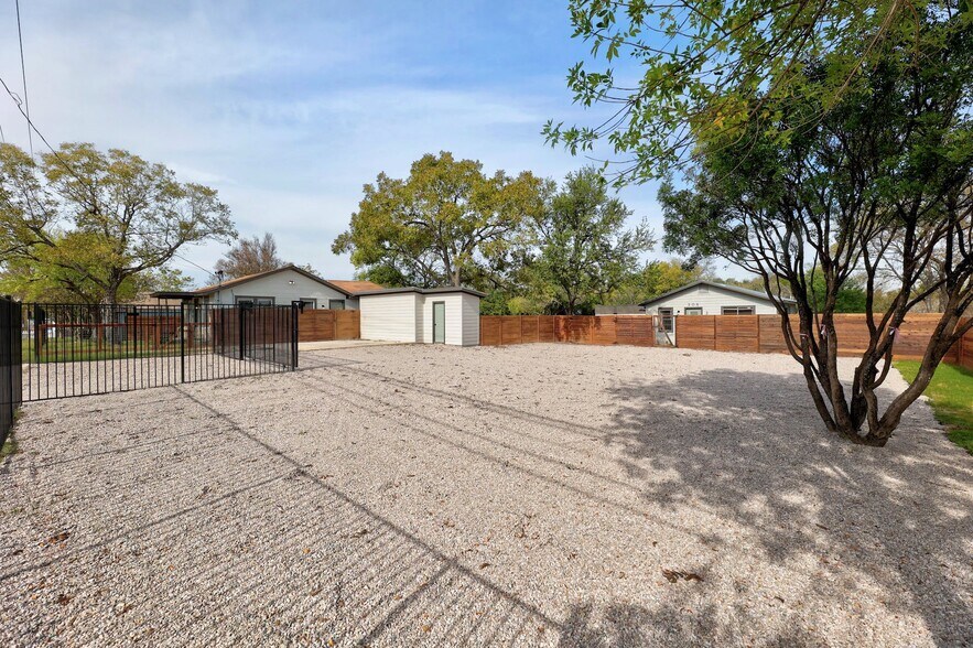 More Photos Of 306 W Stassney Ln, Austin Specialty For Sale