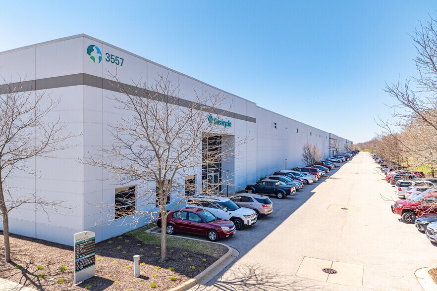 More Photos Of 3557 Butterfield Rd, Aurora Warehouse For Lease