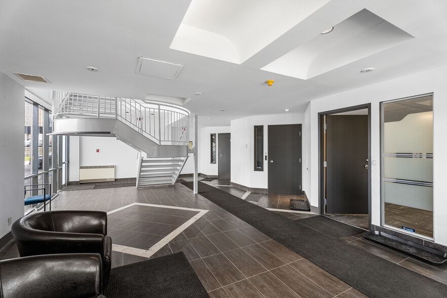 More Photos Of 4505 Boul Métropolitain E, Montréal Office For Sale
