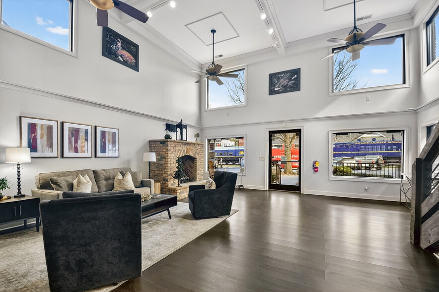 More Photos Of 240 W Main St, Blue Ridge Office For Sale