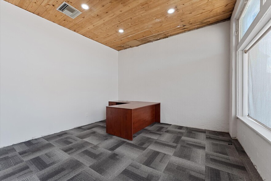 More Photos Of 313 E Main St, Humble Storefront Retail Office For Lease