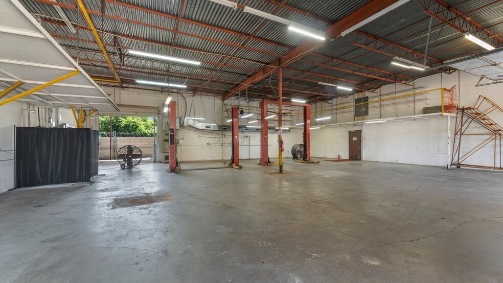 More Photos Of 16522-16536 Park Row, Houston Light Distribution For Sale