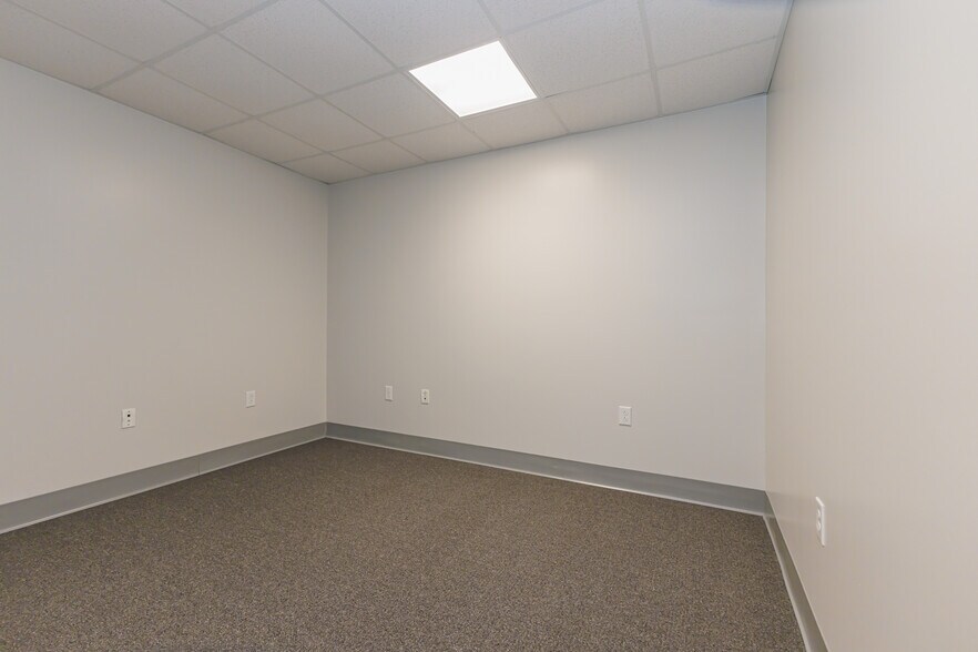 More Photos Of 5513 N Oxford St, Indianapolis Showroom For Lease