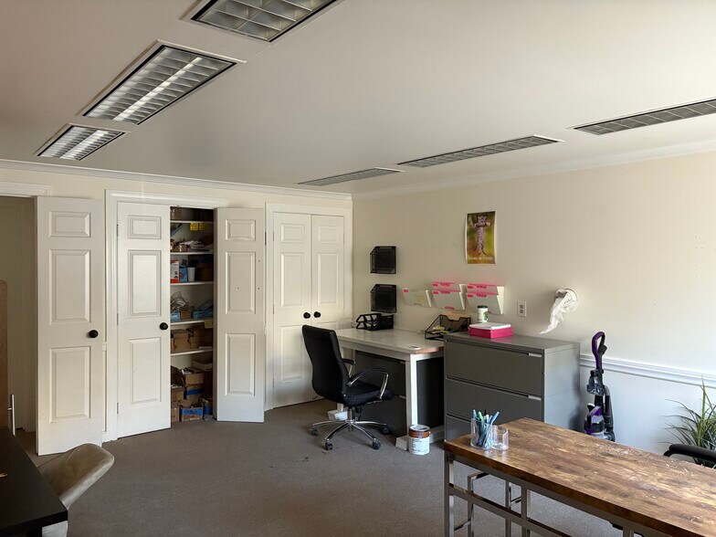 More Photos Of 3248 Colvin St, Alexandria Warehouse For Lease