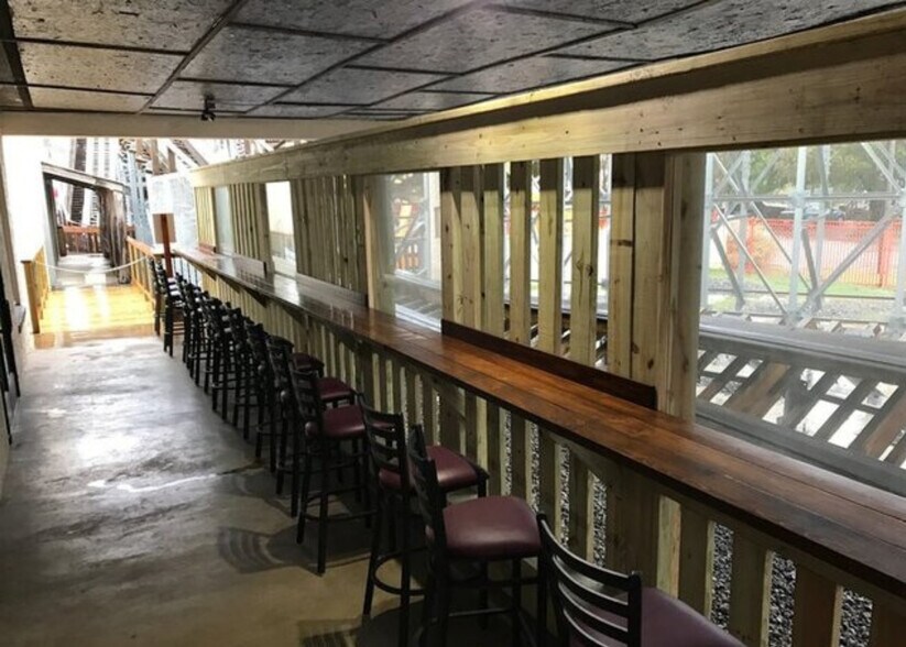 More Photos Of 1202 N Camp St, Seguin Warehouse For Lease