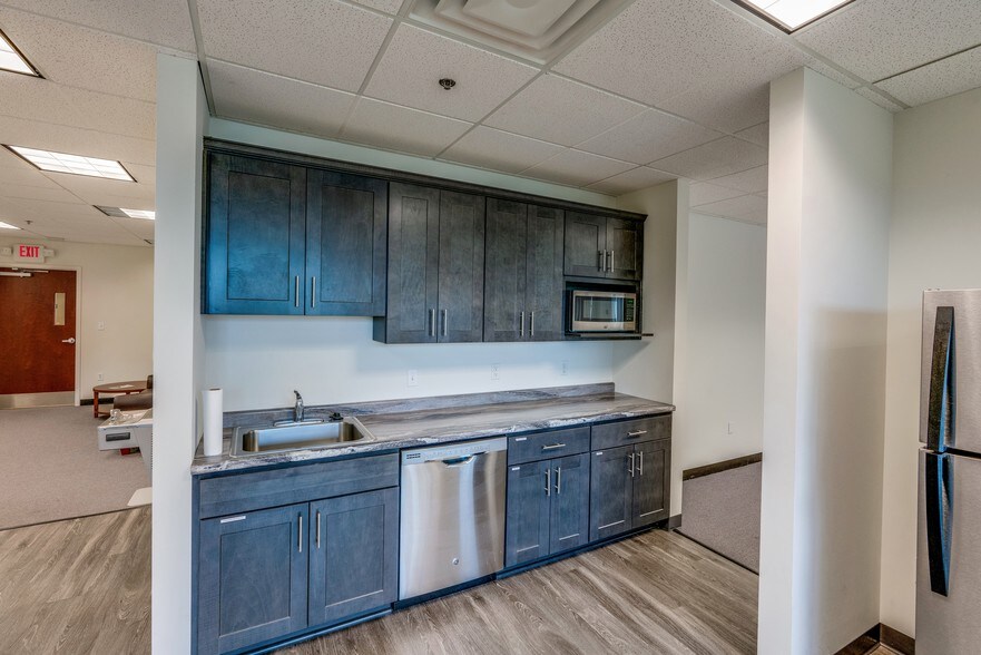 More Photos Of 6000 Brooktree Rd, Wexford Office For Lease