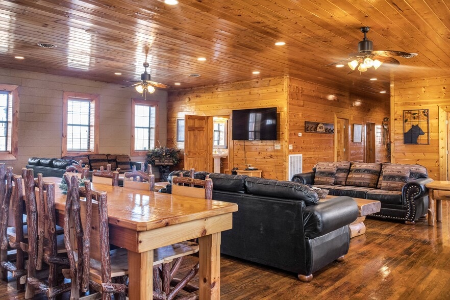 More Photos Of 301 School St, Tellico Plains Freestanding For Sale