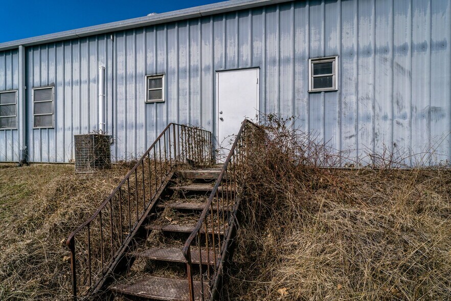 More Photos Of 52 Mid Valley Ln, Verona Warehouse For Lease