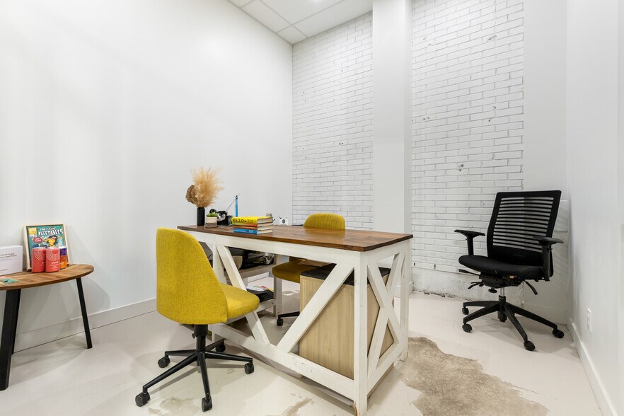 More Photos Of 7422 Rue Saint-Hubert, Montréal General Retail For Lease