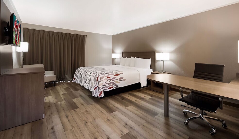 More Photos Of 203 N I-45, Madisonville Hotel For Sale