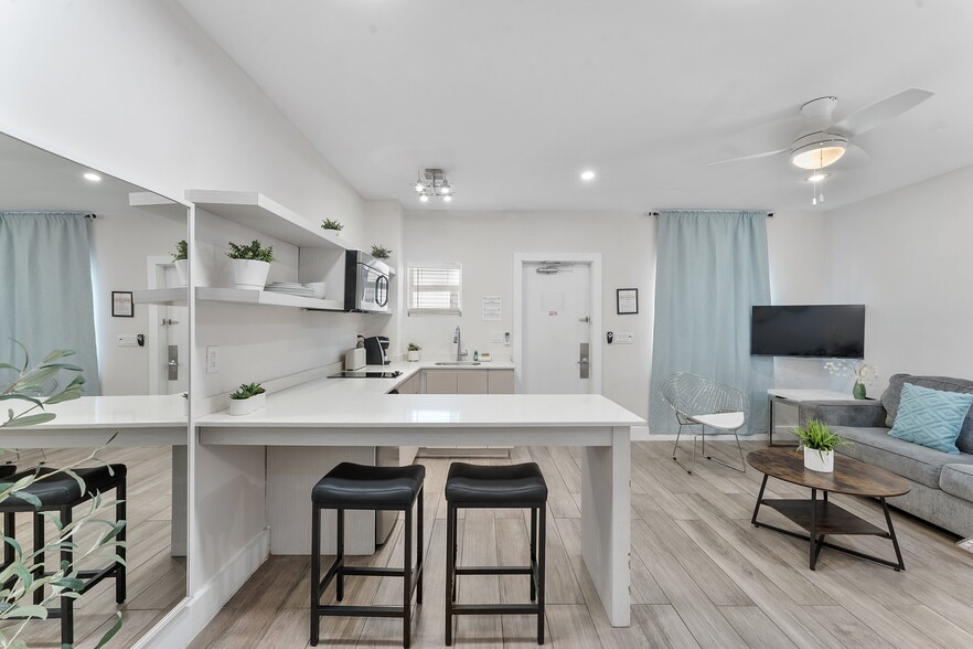 More Photos Of 3020-3024 Seville St, Fort Lauderdale Hotel For Sale