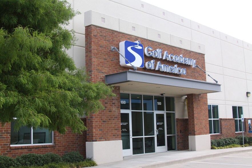 More Photos Of 1861 Valley View Ln, Farmers Branch Showroom For Lease