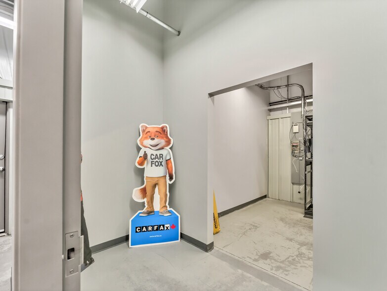 More Photos Of 1276 Trans Canada Way SE, Medicine Hat Showroom For Sale