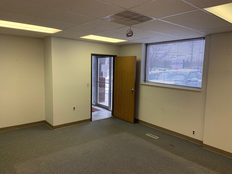 More Photos Of 23999-24001 Telegraph Rd, Southfield Warehouse For Lease
