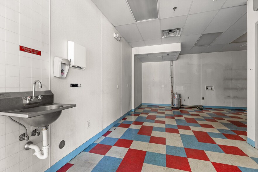 More Photos Of 100 Market St, Chattanooga Storefront For Sale