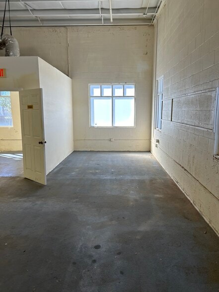 More Photos Of 28631 N Diesel Dr, Bonita Springs Light Manufacturing For Lease