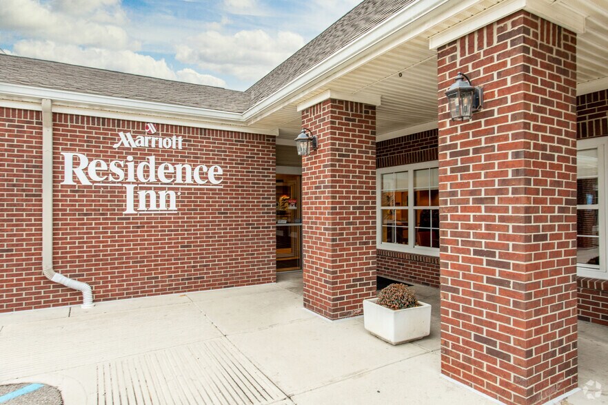 More Photos Of 9765 Crosspoint Blvd, Indianapolis Hotel For Sale