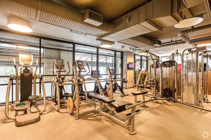 More Photos Of 2121 6th Ave, Seattle Apartments For Lease